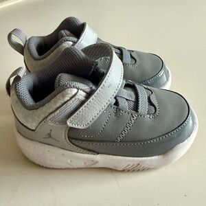 Nike Kids Sneakers in Gray and White